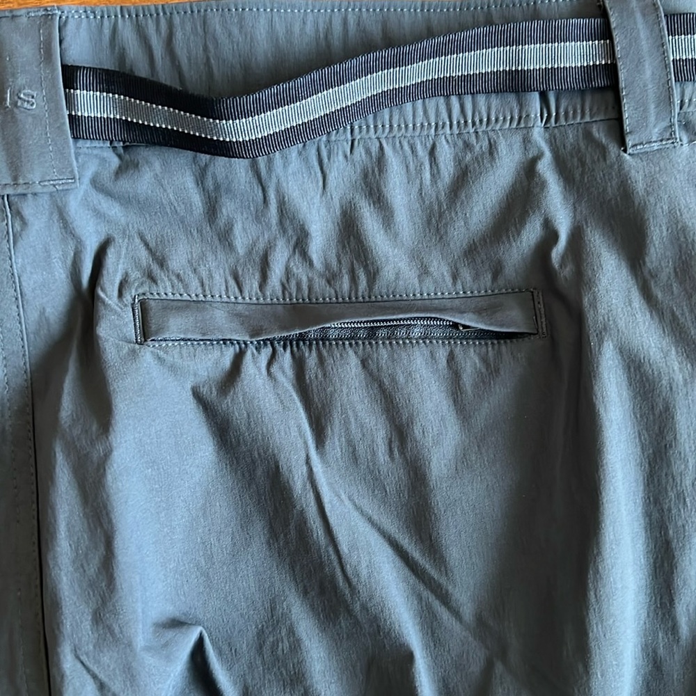 Charcoal (Dark Gray) Orvis Tech Voyager Cargo Shorts, size 40 - Picture 4 of 5